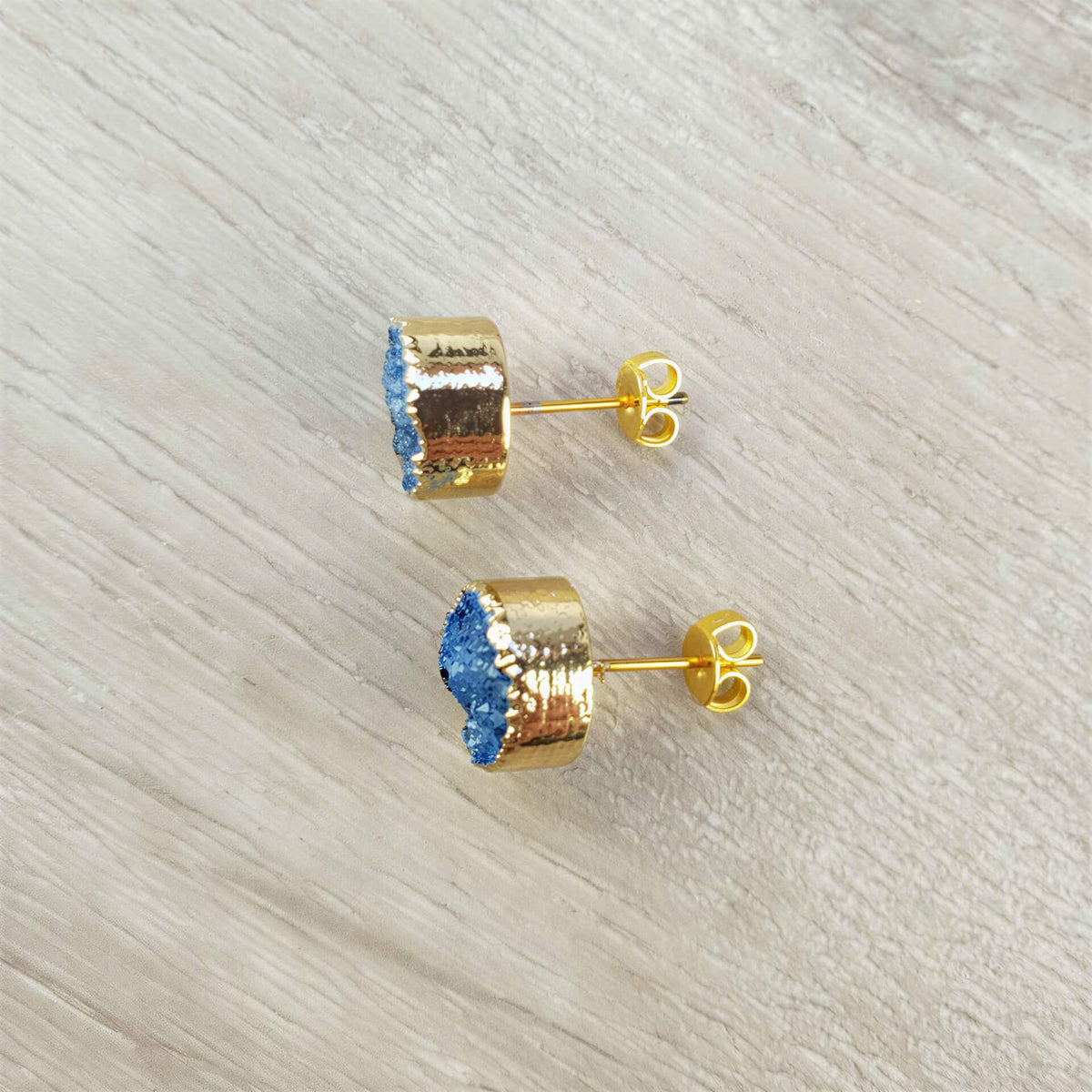 Blauwe edelstenen oorbellen met druzy agaat en goud, blauwe edelstenen oorbellen, blauwe oorknopjes | Druzy Gold Royal Blue