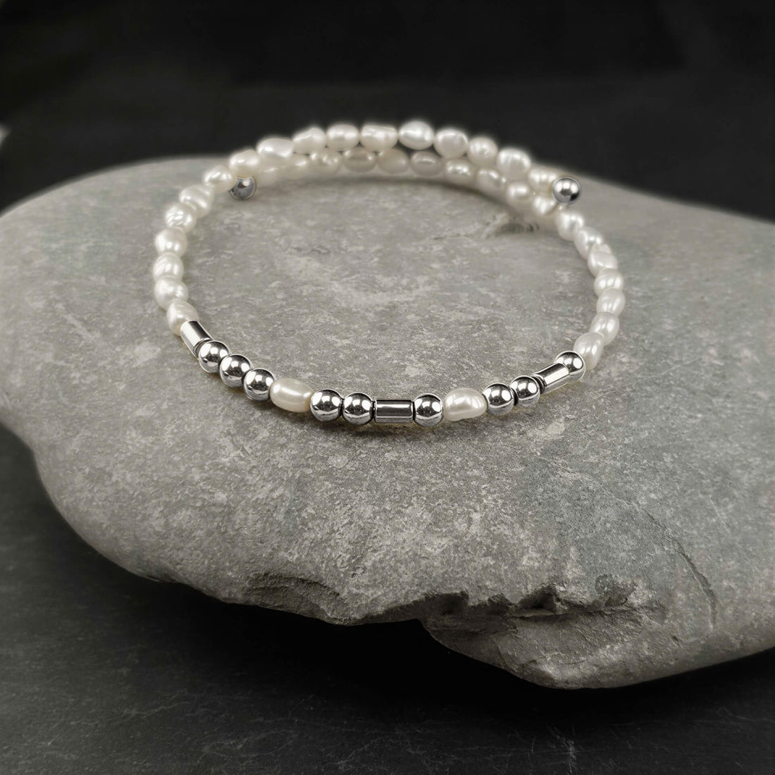 Wit zoetwater parel wikkelarmband met edelsteen zilver hematiet liggend op kei | Cadeau set zoetwater parel armband Morse Code BFF Pearl Silver