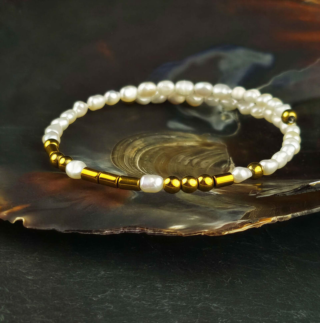 Wit zoetwater parel wikkelarmband met verborgen boodschap LOVE in Morse code met edelsteen goud hematiet liggend in schelp | Cadeau set zoetwater parel armband Morse Code LOVE Pearl Gold