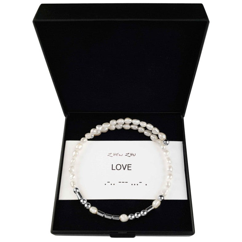 Wit zoetwater parel wikkelarmband met verborgen boodschap in Morse code met edelsteen zilver hematiet in sieraden doosje | Cadeau set zoetwater parel armband Morse Code LOVE Pearl Silver