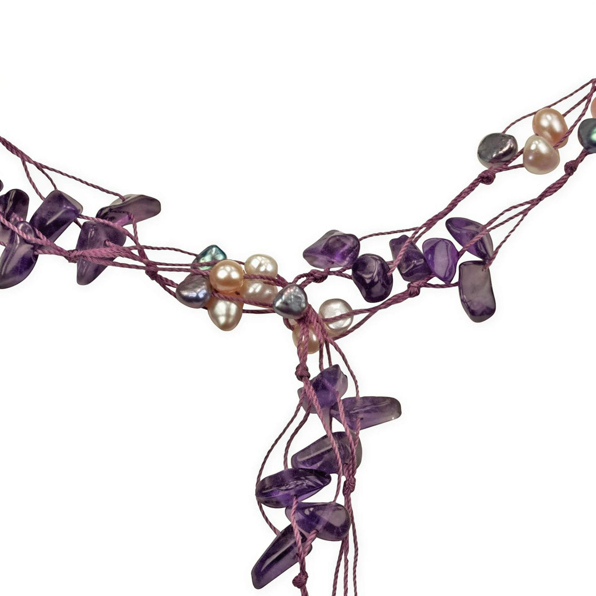 Detail van lange zoetwater parelketting met witte, grijze en zalm kleurige parels en paarse edelsteen amethist | Sweet Purple
