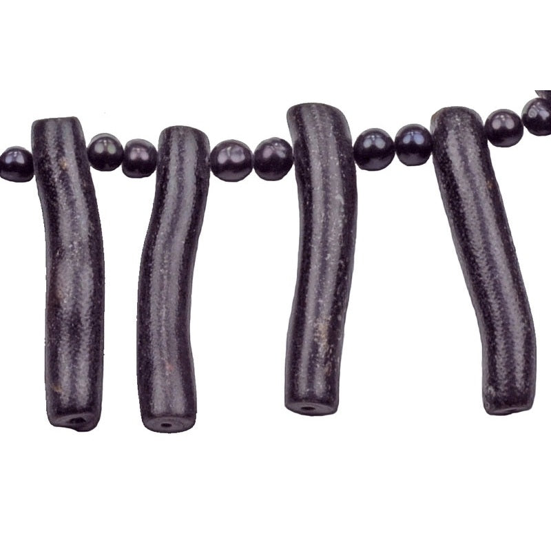 Detail van zoetwater parelketting met zwart bruine parels en zwart bruin koraal met magneetslot | Dana