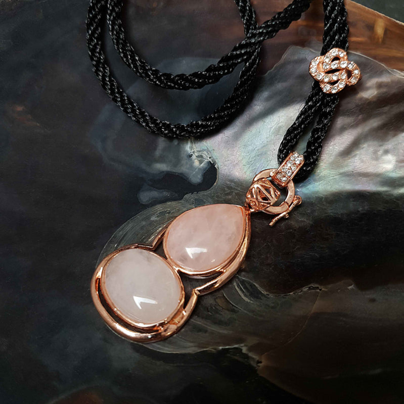 Detail van roze edelstenen ketting met rozenkwarts en rosé goud liggend in schelp zijaanzicht | Rosé Quartz Gold