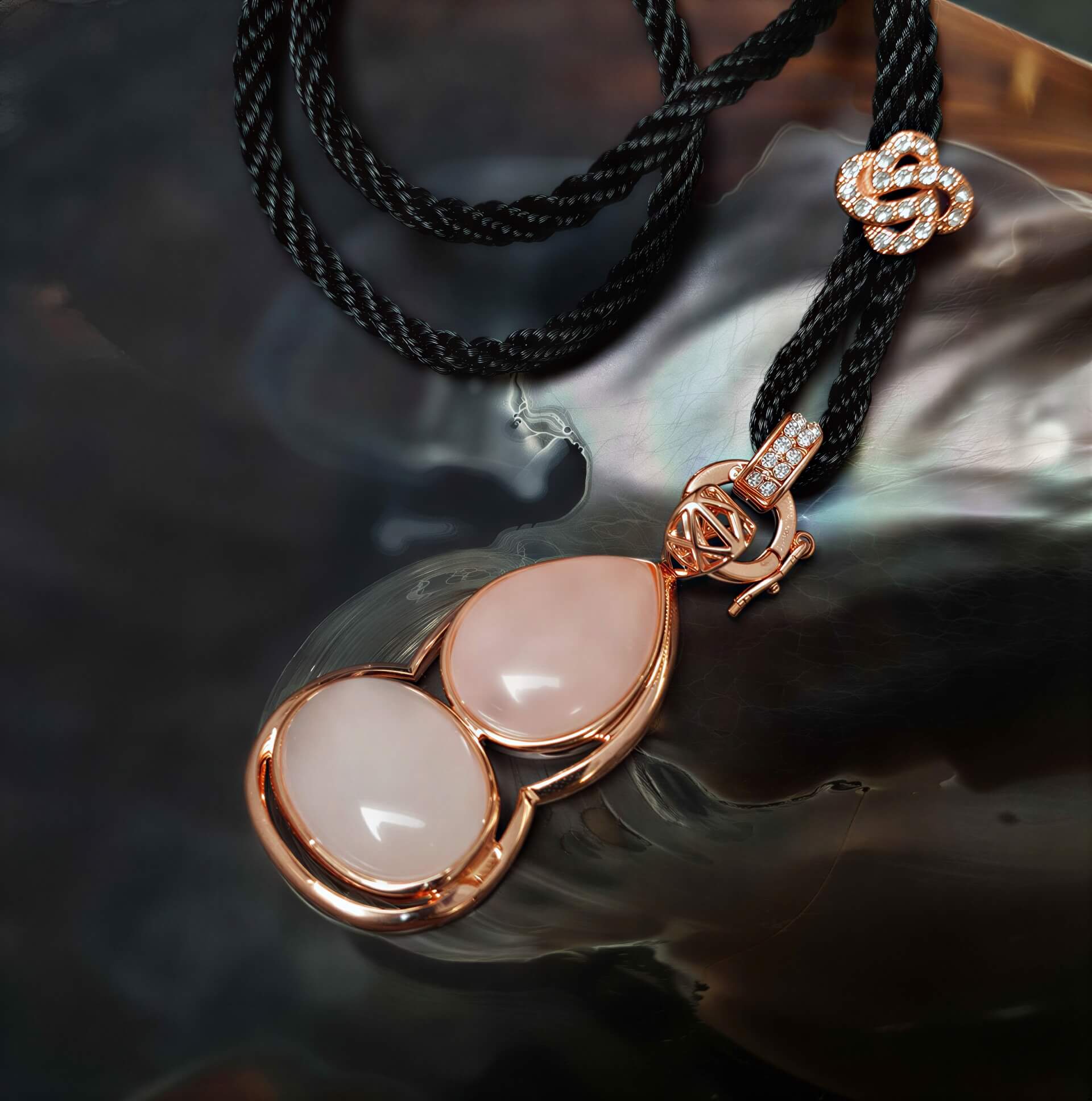 Detail van roze edelstenen ketting met rozenkwarts en rosé goud liggend in schelp zijaanzicht | Rosé Quartz Gold