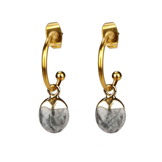 Grijze edelstenen oorringen met agaat en goud edelstaal vooraanzicht| Golden Hope 15 mm Network Agate