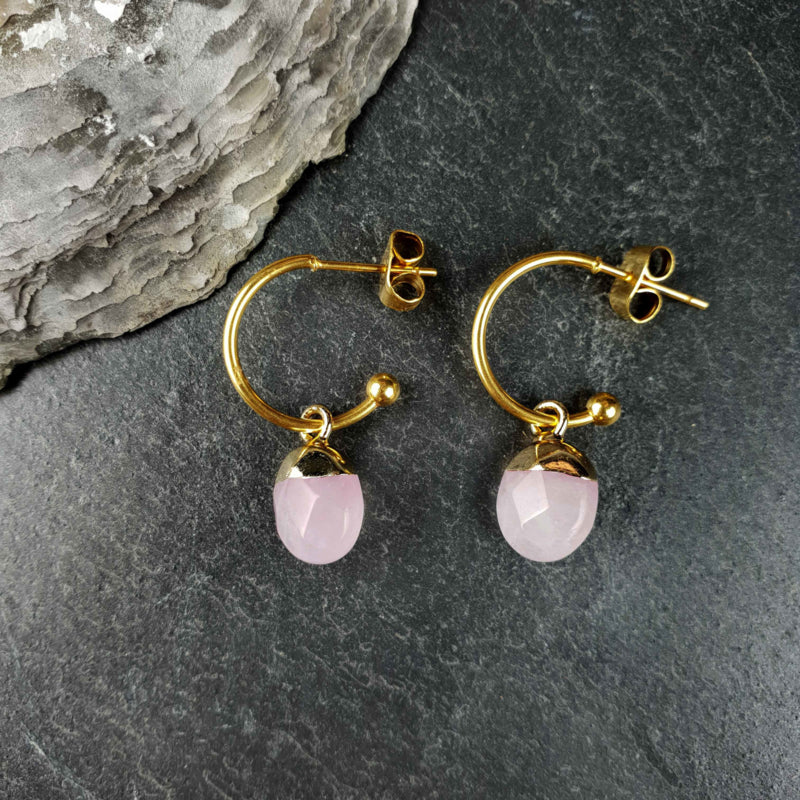 Roze edelstenen oorringen met rozenkwarts en goud edelstaal liggend op leisteen | Golden Hope 15 mm Rosé Quartz