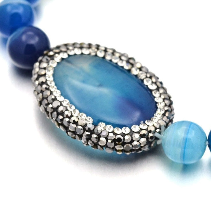 Detail van blauw edelstenen armband met stras steentjes, elastisch | Bling Oval Blue Striped Agate