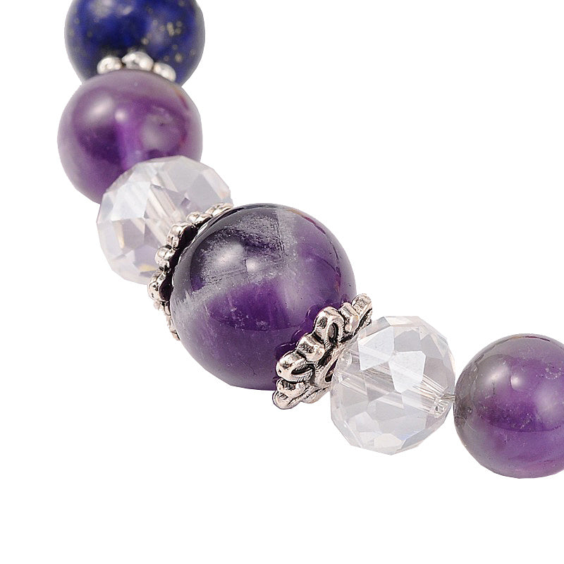 Detail van edelstenen armband met verschillende soorten en kleuren edelstenen en levensboom bedeltje | Gemstone Chakra