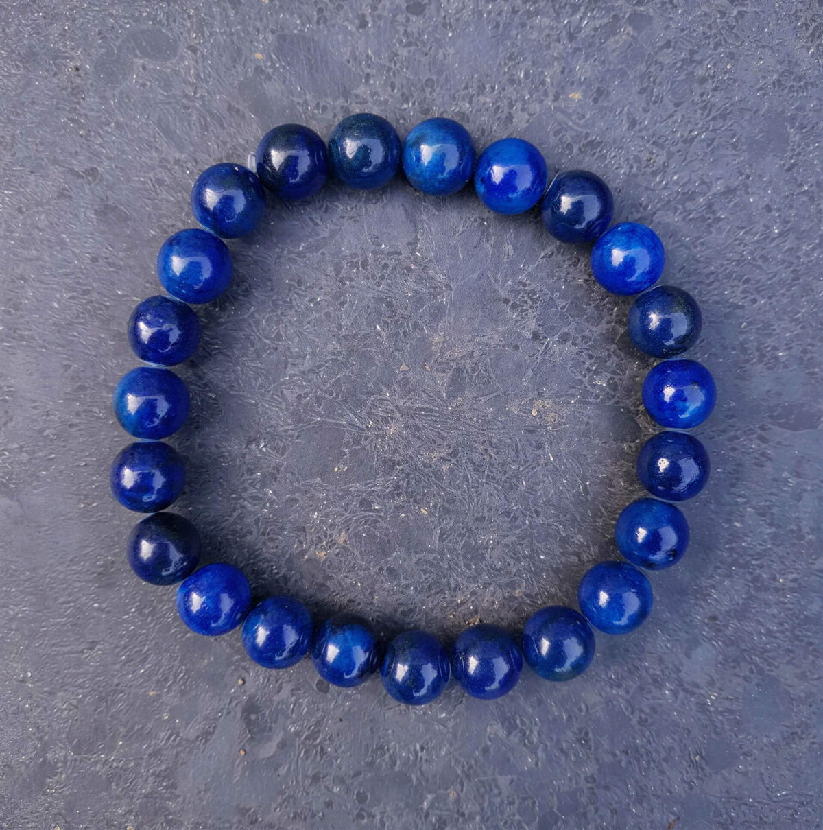 Blauw edelstenen armband met lapis lazuli liggend op leisteen | Lapis Lazuli