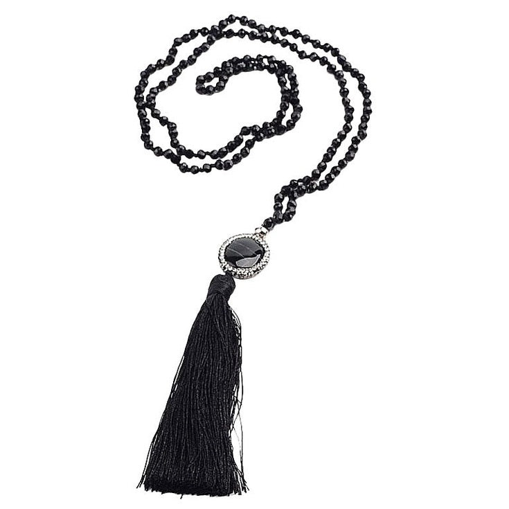 Lange zwarte handgeknoopte edelstenen ketting met agaat, stras steentjes en kwastje liggend| Long Bright Black Agate Tassel