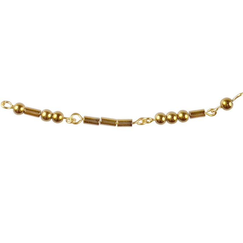 Detail van gouden edelstenen ketting met goud edelstaal en hematiet stenen die het woord LOVE in morse code weer geeft | Morse Code Love Gold Hematite