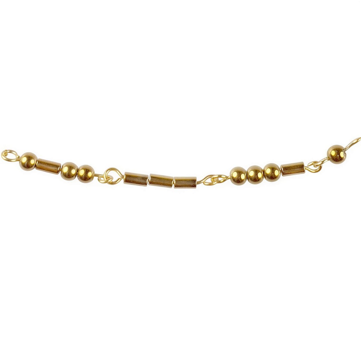 Detail van gouden edelstenen ketting met goud edelstaal en hematiet stenen die het woord LOVE in morse code weer geeft | Morse Code Love Gold Hematite