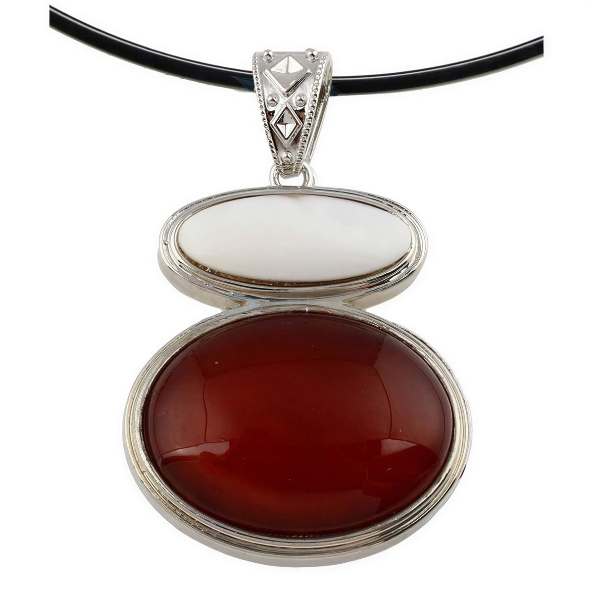 Detail van rode edelstenen ketting met agaat en wit parelmoeren hanger | Red Agate & White Shell