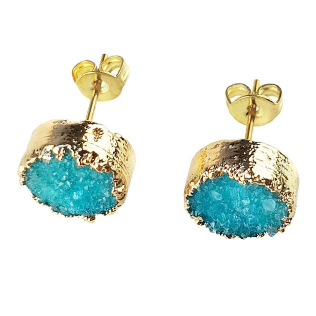 Edelstenen oorknoppen met aqua blauwe druzy agaat en goud bovenaanzicht | Druzy Gold Deep Sky Blue