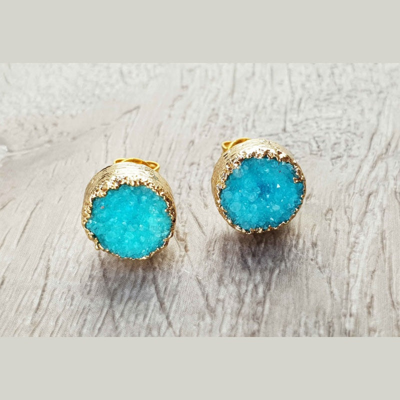 Edelstenen oorknoppen met aqua blauwe druzy agaat en goud liggend op hout vooraanzicht | Druzy Gold Deep Sky Blue