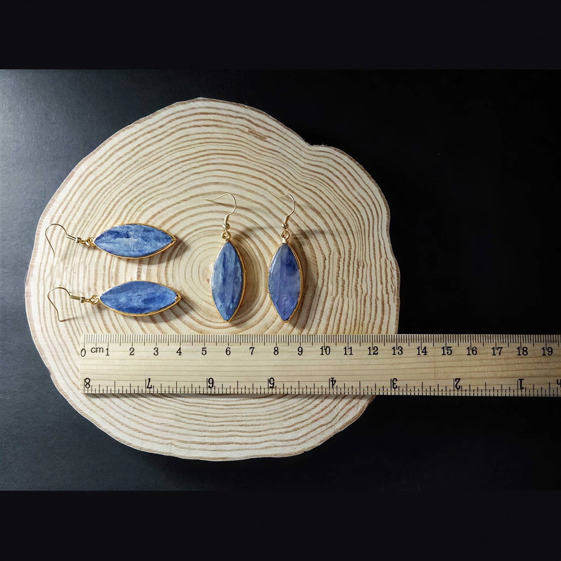 Blauw edelstenen oorbellen met kyaniet en goud edelstaal met maatindicatie | Kyanite Long Gold