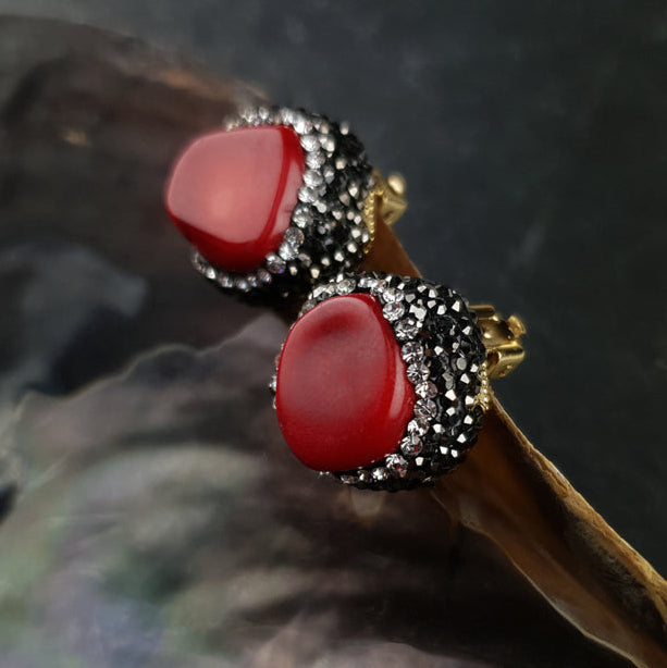 Koralen clips oorbellen met rood koraal en stras steentjes hangend aan schelp | Bright Coral Clips