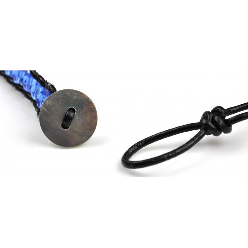 Slotje van kristallen wikkelarmband met helder blauwe glas kristallen, leer en parelmoer | Crystal Light Blue