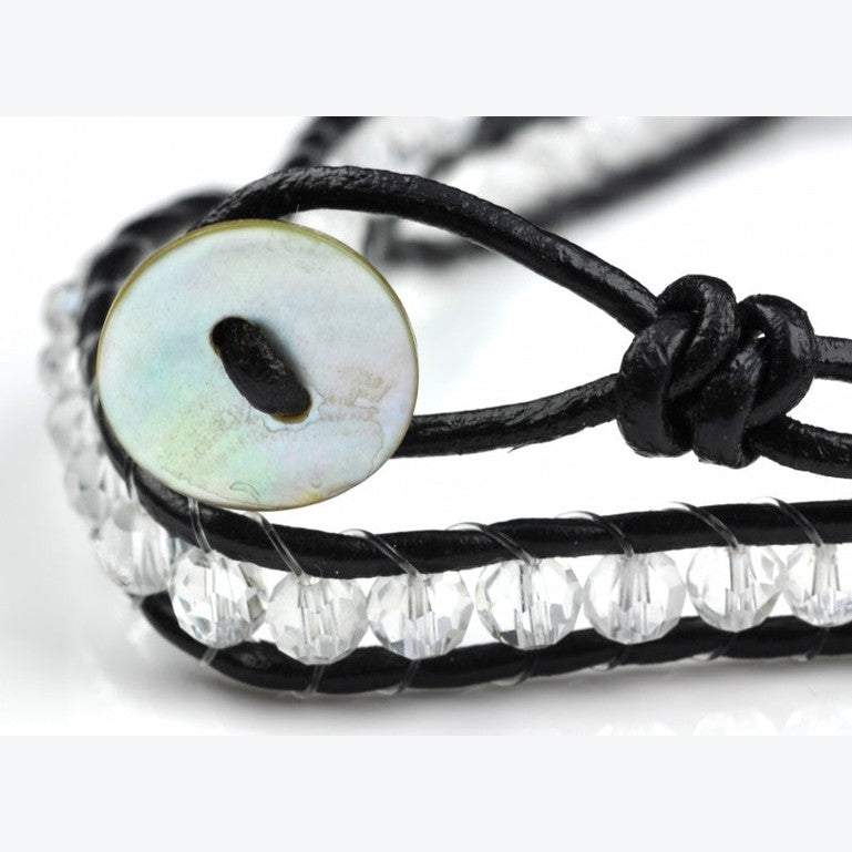 Slotje van kristallen wikkelarmband met heldere kristallen, leer en parelmoer | Crystal White