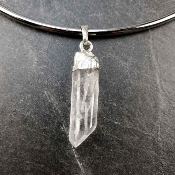 Detail van edelstenen choker ketting met bergkristal liggend op leisteen | Icicle Spang Silver