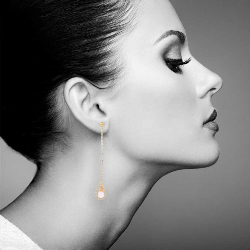 Lange roze edelstenen oorbellen met rozenkwarts en goud edelstaal gedragen door model | Dangling Long Rosé Quartz