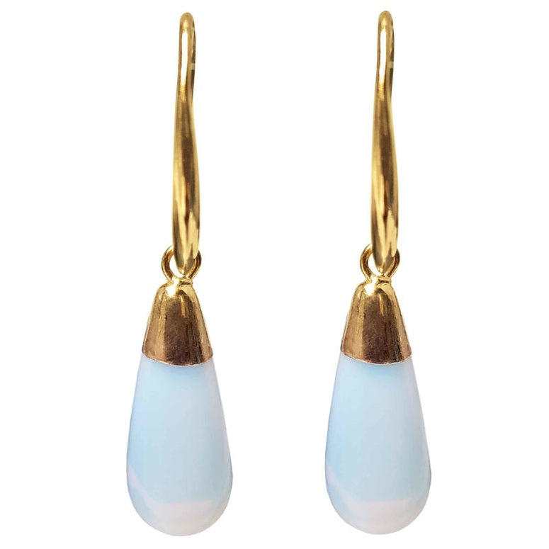 Licht blauwe edelsten oorbellen met opaal vooraanzicht | Long Gold Dip Sea Opal