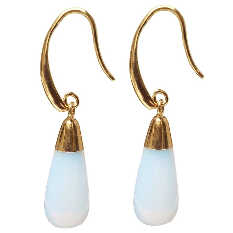 Licht blauwe edelsten oorbellen met opaal zijaanzicht | Long Gold Dip Sea Opal