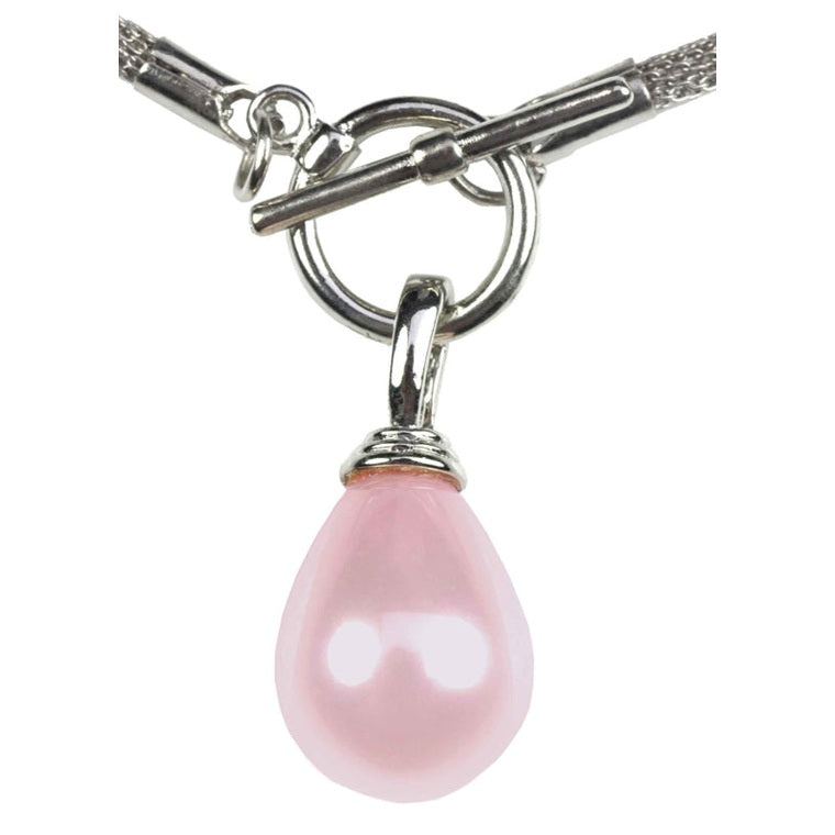 Detail van roze parelketting met parelhanger en zilver edelstaal | Mora