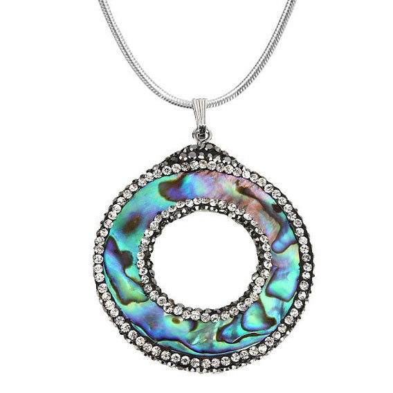 Detail van parelmoeren ketting met abaloon hanger met stras steentjes | Bright Abalone Donut