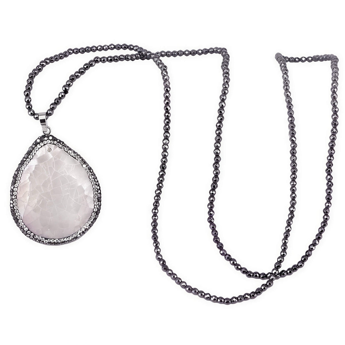 Lange wit parelmoeren ketting met hematiet en stras steentjes liggend | Bright White Shell Crackle