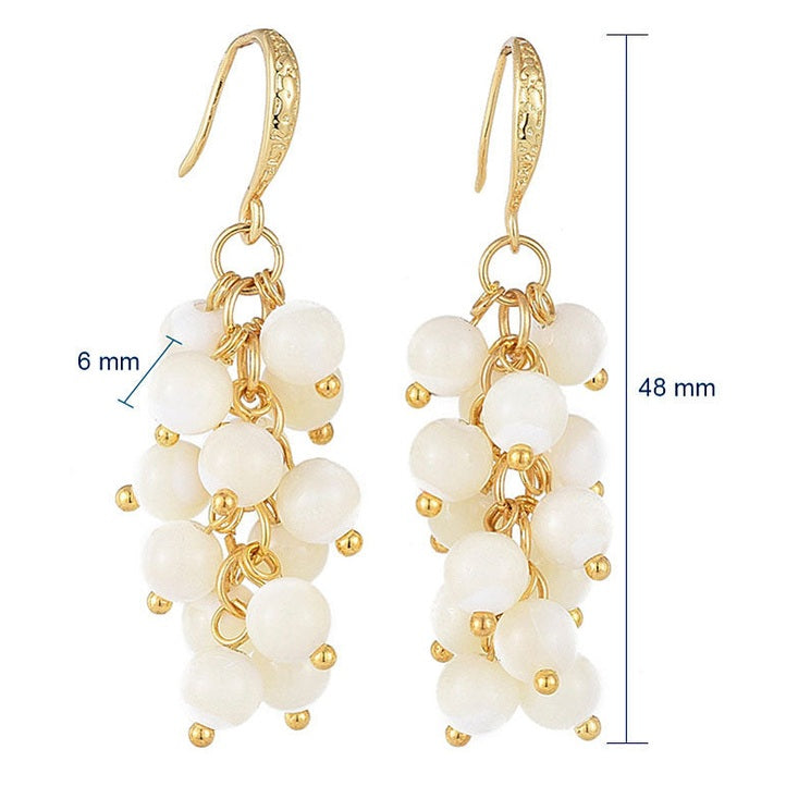 Witte parelmoeren oorbellen met wit parelmoer in een trosje met goud met maatindicatie | Ashja