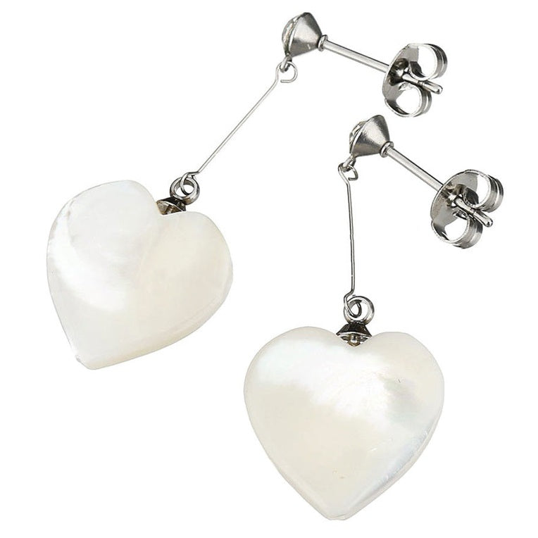 Witte parelmoeren oorbellen met wit parelmoer hartje, stras steen en zilver edelstaal liggend | Bling Long White Shell Heart