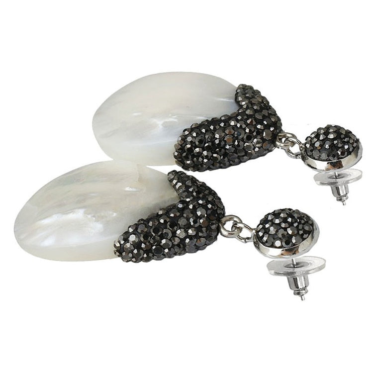 Grote witte parelmoeren oorbellen met stras steentjes liggend | Bright Shell White