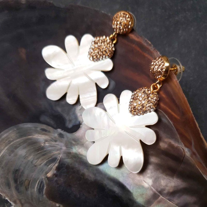 Grote witte parelmoeren bloem oorbellen met stras steentjes in goud kleur hangend in schelp zijaanzicht | Bright Sunny Flower