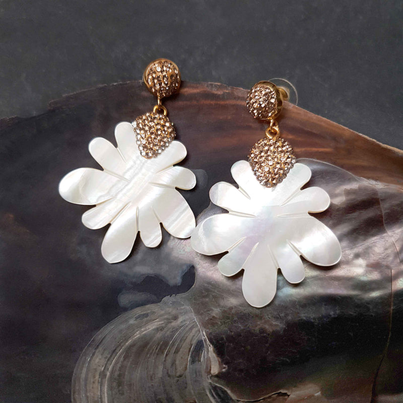 Grote witte parelmoeren bloem oorbellen met stras steentjes in goud kleur hangend in schelp | Bright Sunny Flower