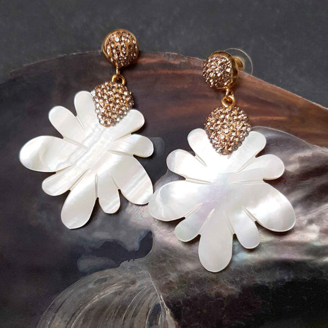 Grote witte parelmoeren bloem oorbellen met stras steentjes in goud kleur hangend in schelp | Bright Sunny Flower