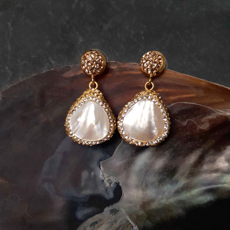 Grote witte parelmoeren oorbellen met stras steentjes in goud kleur hangend aan schelp vooraanzicht | Bright Sunny Shell