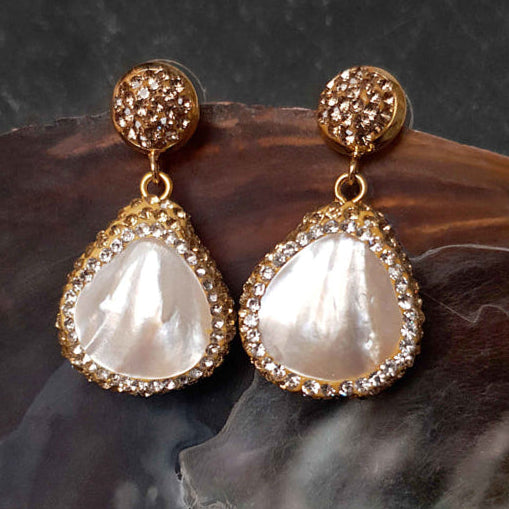Grote witte parelmoeren oorbellen met stras steentjes in goud kleur hangend aan schelp vooraanzicht | Bright Sunny Shell