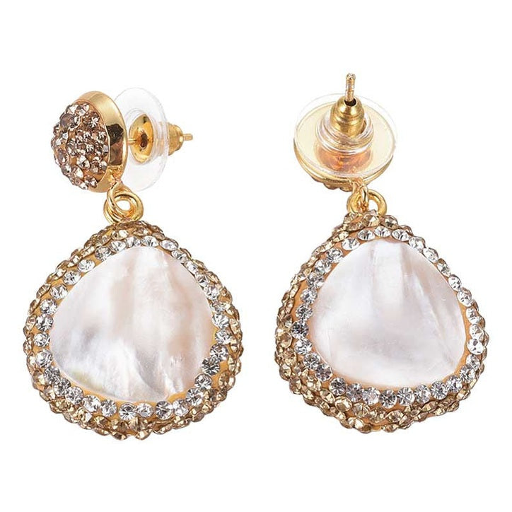 Grote witte parelmoeren oorbellen met stras steentjes in goud kleur zij en achterkant | Bright Sunny Shell