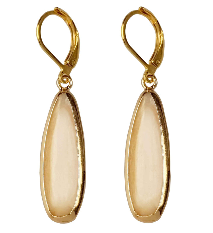 Beige parelmoeren oorbellen met goud kleurig edelstaal | Oblong Drop Beige