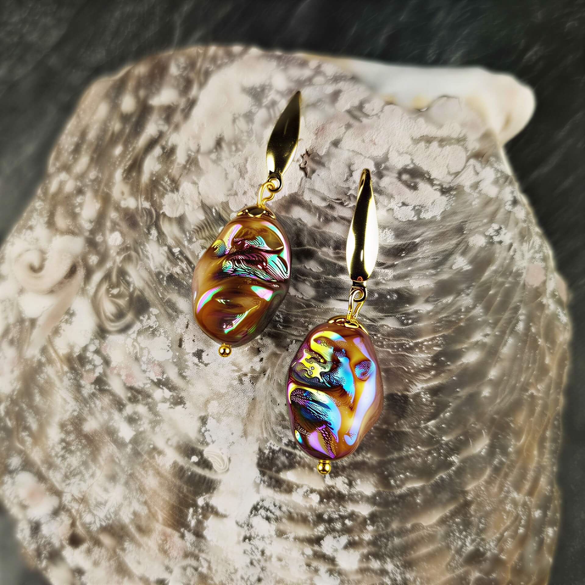 Bruine parelmoeren oorbellen met goud edelstaal liggend op schelp | Shell AB Brown Gold