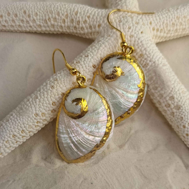 Parelmoeren schelpen oorbellen met witte schelp en goud edelstaal liggend op zeester | set White Shell Gold