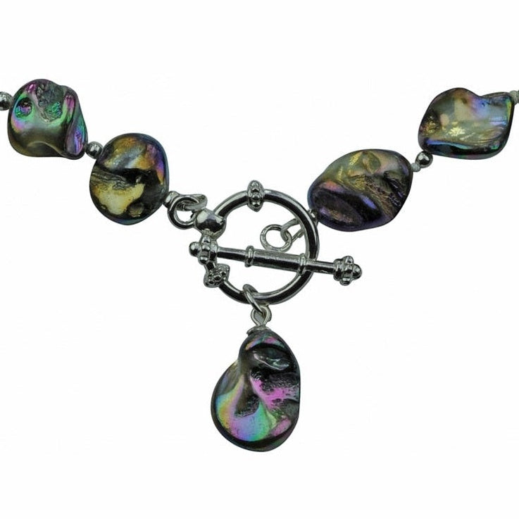 Detail van donker blauw gekleurde parelmoeren schelpen ketting | Shell AB Blue