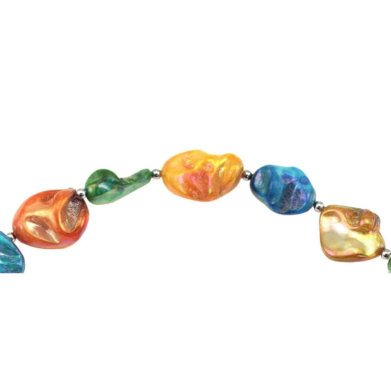 Detail van vrolijk gekleurde parelmoeren schelpen ketting met hanger | Shell AB Color