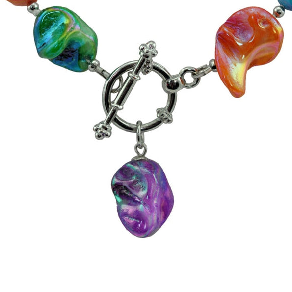 Slotje van vrolijk gekleurde parelmoeren schelpen ketting met hanger | Shell AB Color