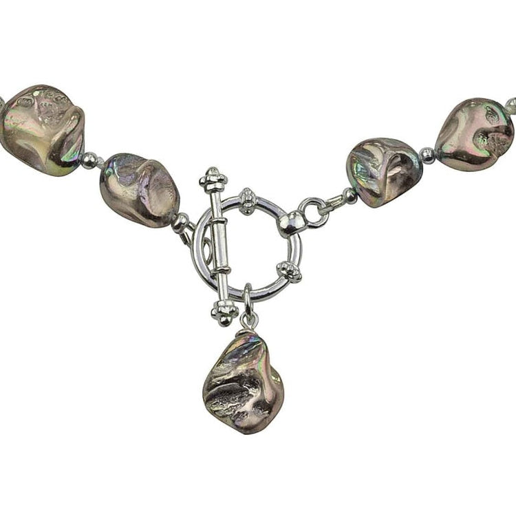 Detail van grijze parelmoeren ketting met hanger | Shell AB Grey