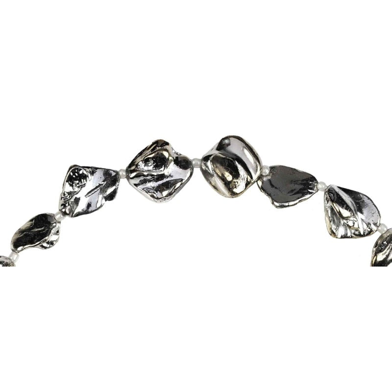 Detail van zilver gekleurde parelmoeren schelpen ketting met hanger | Shell Silver