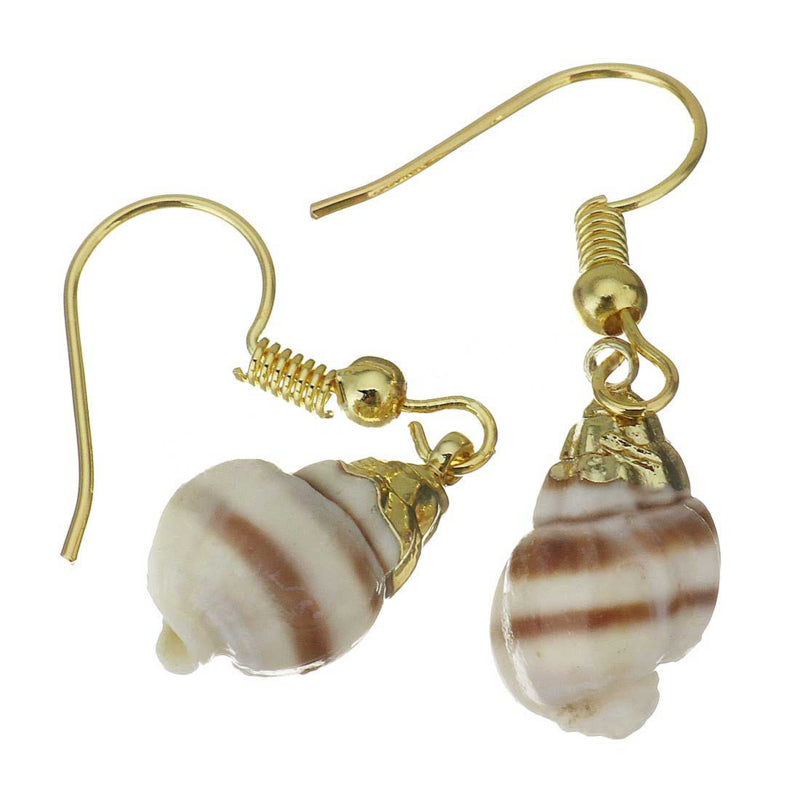 Schelpen oorbellen met kleine schelp en goud edelstaal liggend | Little Ribbed Shell Gold