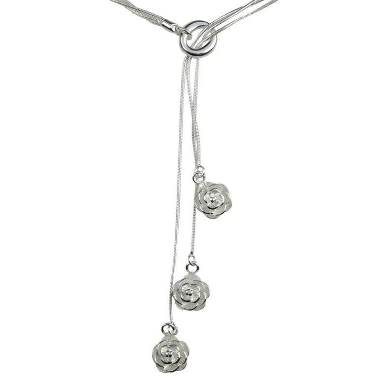 Detail van verzilverde ketting met hanger met bloemetjes | Silver Flower