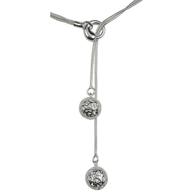 Detail van verzilverde ketting met 2 kettingen en een open gewerkte bal | Silver Two Ball